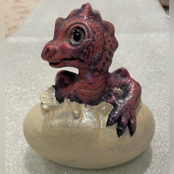 Hand-Painted Purple Dragon Hatchling Figurine. Signed 1998. - Picture 1 of 6